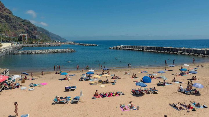 Пляж Calheta на південно-західному узбережжі Madeira