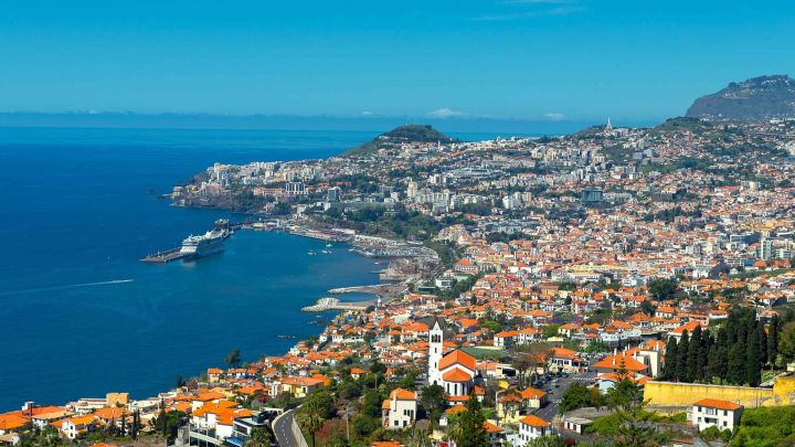 Гавань і місто Funchal на Мадейрі